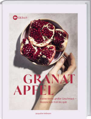 Granatapfel-Rezepte von süß über herzhaft bis pikant: Das Rundum-Kochbuch Ein leckerer French Toast zum Start in den Tag, Gemüsebratlinge zum Mittagessen oder ein köstlicher Aufstrich für die Brotzeit am Abend - all diesen Mahlzeiten verleiht der Granatapfel das gewisse Etwas! Jaqueline Voßmann erklärt nicht nur ausführlich, wie man am besten an die Granatapfelkerne kommt, sondern gibt auch Tipps zur Weiterverarbeitung. Ihr Kochbuch bietet eine große Auswahl an Rezepten aus der Crossover-Küche, die den Granatapfel in die heimische Küche bringen! Granatapfel-Gerichte für jeden Geschmack, von der omnivoren bis zur veganen Küche Mehr als nur Deko: Granatapfel-Buch für Feinschmecker, mit zahlreichen Abbildungen Ideen zur Granatapfel-Verwendung außerhalb der orientalischen Küche Fruchtige Rezepte: Frisches Gelee oder als Obst im Salat - die Vielseitigkeit des Granatapfels Granatapfel richtig zubereiten: für Hobbyköche mit Erfahrung Gesund und köstlich essen: Granatapfel-Rezepte, die schmecken Lust auf Risotto, Schokokuchen oder vielleicht ein fruchtiges Pesto? Jacqueline Voßmann hat 33 Rezepte für den Granatapfel zusammengestellt, die die Vielseitigkeit dieser Frucht unterstreichen. Auch wenn Sie den Granatapfel bereits aus der orientalischen Küche kennen: Dieses Granatapfel-Kochbuch zeigt neue Möglichkeiten, die Frucht in ganz unterschiedliche Gerichte zu integrieren - von süß bis pikant. Vom Frühstück bis zum Abendessen: Mit diesen köstlichen Granatapfel-Rezepten fehlt die Frucht bei keiner Mahlzeit mehr! Ein Kochbuch, das der Vielseitigkeit und kulturellen Bedeutung des Granatapfels gerecht wird.