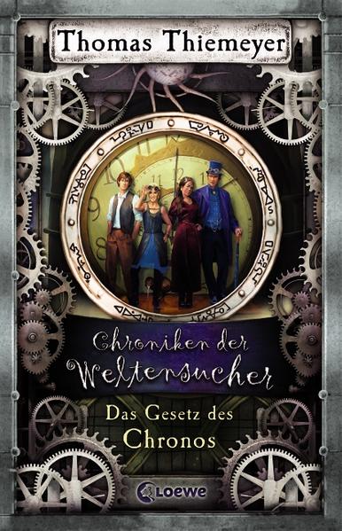 Das größte Abenteuer der Weltensucher ist eine Reise durch die Zeit. Doch den Lauf der Geschichte darf niemand verändern. Denn jeder Eingriff in unsere Vergangenheit findet sein Echo in der Gegenwart. So lautet das Gesetz des Chronos. Carl Friedrich von Humboldt baut an einer Zeitmaschine. Kann er das Attentat auf unseren geliebten Kaiser ungeschehen machen? So lautet im Juni 1895, einen Tag nach den tödlichen Schüssen auf Kaiser Wilhelm II. und seine Gattin Viktoria, die Schlagzeile der Berliner Morgenpost. Aber Humboldt lehnt ab. Seine Forschungen zu den Gesetzen der Zeit seien rein wissenschaftlich. Unter keinen Umständen dürfe der Lauf der Geschichte verändert werden. Doch dann treten Ereignisse ein, die Humboldt umdenken lassen, und die Weltensucher müssen ihre bisher wohl gefährlichste Reise antreten. „Das Gesetz des Chronos“ ist der letzte Band der Chroniken der Weltensucher- Reihe. Die vier Vorgängertitel lauten „Die Stadt der Regenfresser“, „Der Palast des Poseidon“, „Der gläserne Fluch“ und „Der Atem des Teufels“.