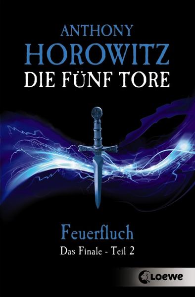 Der zweite Teil des großen Finales! Die fünf Torhüter sind über den gesamten Globus verteilt. Sie werden von Handlangern der Alten gejagt oder gefangen gehalten. Nur wenn es ihnen gelingt, sich an einem Ort zu versammeln und ihre Kräfte zu bündeln, können sie die Alten und ihren Anführer Chaos besiegen. Matt ruft seine Freunde in der Traumwelt zusammen und verkündet seinen Plan: Sie alle sollen nach Oblivion kommen, wo sich Chaos’ Festung befindet. Hier in der Antarktis, am Ende der Welt, wird sich das Schicksal der Fünf erfüllen. „Feuerfluch“ ist der sechste Band der Die Fünf Tore- Reihe. Die fünf Vorgängertitel lauten „Todeskreis“, „Teufelsstern“, „Schattenmacht“, „Höllenpforte“ und „Zeitentod“.