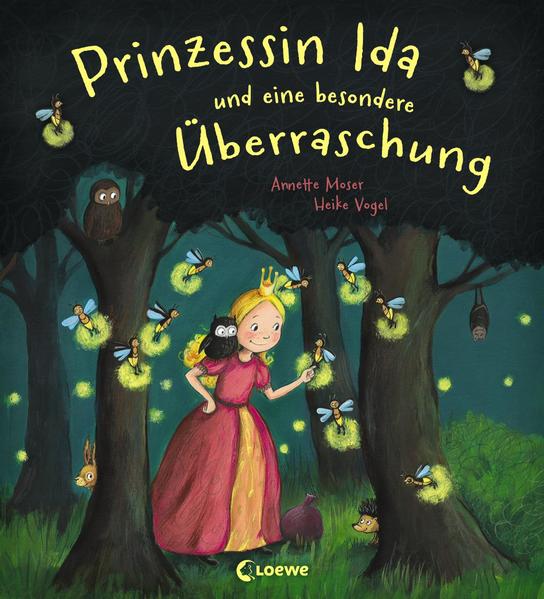 Voller Vorfreude wartet Prinzessin Ida auf die Rückkehr ihrer Eltern. Sie will die beiden mit einer ganz besonders besonderen Überraschung willkommen heißen. Ideenreich und mutig wie die kleine Prinzessin ist, macht sie sich mit ihrem Freund Filu, der kleinen Eule, auf die Suche nach dem perfekten Geschenk. Unterwegs kommt Ida so vielen Freunden zur Hilfe, dass sie darüber ganz die Zeit vergisst. Bald wird es dunkel und die Ankunft des Königs und der Königin rückt immer näher. Wie soll die kleine Prinzessin jetzt noch rechtzeitig eine Überraschung auf die Beine stellen? Und welcher Weg führt nur aus dem Zauberwald heraus? Dieses farbenfroh illustrierte Bilderbuch erzählt die Geschichte einer ungewöhnlichen Prinzessin, die sich durch Hilfsbereitschaft und Teilen auszeichnet und dadurch viel zurückbekommt, nämlich Freunde und Unterstützung.