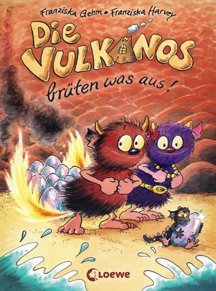 Das Buch ist bei deiner Buchhandlung vor Ort und bei vielen Online- Buchshops erhältlich! + Bücher, die Kinder gerne lesen wollen + Beliebtes Thema: Freundschaft + Ausgewogenes Text- Bild- Verhältnis + Große Schrift + Kurze Kapitel + Geeignet zum Vorlesen und ersten Selberlesen + Hochwertiges Hardcover + Mit vielen farbigen Illustrationen + Heimtückische Plinguine und unsichtbare Bewacher, die einen Schatz aus Diamanten hüten - so ein Quatsch, findet Krato. Natürlich weiß er, wie es sich mit Märchen verhält: Die eine Hälfte stimmt, die andere nicht. Und in diesem Fall stimmt sicher nur die Hälfte mit dem Schatz. Also ziehen Flambia und Krato los auf Schatzsuche in der Steinsteppe! In ihrer Reihe Die Vulkanos erzählt Erfolgsautorin Franziska Gehm (Die Vampirschwestern) mit viel Humor von spannenden Abenteuern, außergewöhnlicher Freundschaft und Individualität. Ein Buch mit vielen bunten Bildern zum ersten Lesen ab 7 Jahren, das zugleich auch zum Vorlesen für Kinder ab 5 Jahren geeignet ist. Mehr zu den quirligen kleinen Vulkanos erfährst du auf www.dievulkanos.de.