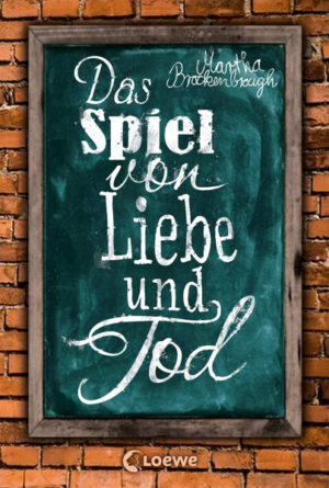 Unser Geheimtipp für junge Erwachsene: Eine hinreißende Liebesgeschichte, die weit über das Einzelschicksal hinausgeht. Liebe und Tod als Personifikationen ihrer selbst in einem tödlichen Wettstreit um die Gefühle zweier Liebender. Romeo und Julia, Kleopatra und Mark Anton, Napoleon und Josephine, sie alle waren schon Figuren in dem jahrtausendealten Spiel von Liebe und Tod. Die Regeln sind einfach. Verlieben sich die Paare vor dem ausgewürfelten Termin, hat die Liebe gewonnen, trennen sie sich, triumphiert der Tod und einer der Liebenden muss sterben. Immer wieder steht Henry vor der Tür des Jazzclubs, in dem Flora allabendlich singt. Er ist hingerissen von der schönen jungen Frau, ihrer Stimme und ihrer Musik. Flora dagegen versucht lange, sich gegen ihre Gefühle zu wehren. Ihre Haut ist schwarz und eine Beziehung mit einem weißen jungen Mann ist im Seattle des Jahres 1937 völlig ausgeschlossen. Was Flora und Henry nicht wissen: Sie sind nur Figuren in einem uralten Spiel, in dem die Liebe selbst und ihr alter Widersacher Tod menschliche Gestalt angenommen haben. Und beide nutzen all ihre manipulativen Fähigkeiten, um zu gewinnen.