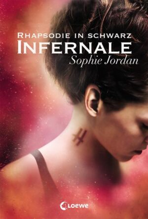 Das Buch ist bei deiner Buchhandlung vor Ort und bei vielen Online- Buchshops erhältlich! Das packende Finale des spannenden Jugendbuch- Zweiteilers! Abermals liefert Firelight- Autorin Sophie Jordan eine fesselnde Geschichte, die sich kritisch mit Moral und Vorurteilen in der heutigen Gesellschaft auseinandersetzt. Natürlich kommen auch Romantik und Action nicht zu kurz – ein außergewöhnliches Lesevergnügen! Ich hatte geglaubt, Mörderin genannt zu werden und alles zu verlieren – meine Zukunft, meinen Freund, meine Freunde – wäre das Schlimmste, was mir passieren konnte. Aber ich habe mich getäuscht. Herauszufinden, dass sie recht haben? Herauszufinden, dass ich genau das bin? Das ist noch viel schlimmer. Seit Davy positiv auf das Mördergen (HTS) getestet wurde, hat sie alles verloren: ihre Familie, ihre Freunde, ihre Zukunft – und was am schlimmsten ist, sich selbst. Denn obwohl sie verzweifelt dagegen angekämpft hat, ist sie doch zu dem geworden, was sie nie sein wollte: eine Mörderin. Eine Widerstandsgruppe und ihr Anführer Caden geben ihr ein neues Ziel. Und Caden weckt Gefühle in ihr, zu denen sie glaubte, nie mehr fähig zu sein. Aber die Schuldgefühle lassen Davy einfach nicht los ... Infernale – Rhapsodie in Schwarz ist der zweite und finale Band der Reihe. Der erste Band lautet Infernale.