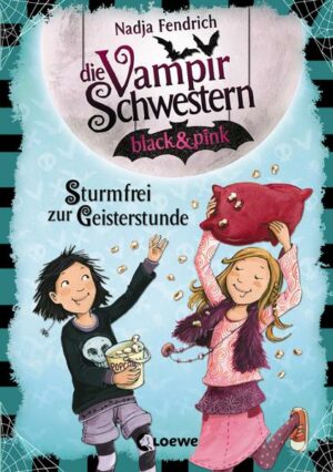 Endlich! Die Vampirschwestern sind allein zu Haus. Da muss natürlich eine große Mitternachtsparty steigen! Greta, ihre Katze Zaza und die kleine Fledermaus Kobix machen auch mit bei der großen Kissenschlacht. Doch was ist das? Schleicht da etwa ein Einbrecher ums Haus? Um ihn zu vertreiben, verkleiden sich die Mädchen kurzerhand als echte Vampire … Die Vampirschwestern sind zurück! Neue und vampirisch spannende Abenteuer für alle Fans und Neueinsteiger! Die Vorgeschichte zur erfolgreichen Kinderbuchreihe mit lustigen Illustrationen in schwarz und pink für Mädchen ab 8 Jahren. Die Vampirschwestern black & pink sind bei Antolin gelistet.