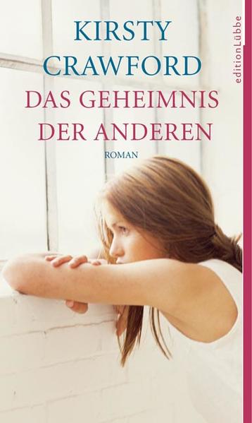 Ruth und Ned planen ihre Hochzeit, doch ihr Glück ist nicht ungetrübt. Neds Mutter nimmt Ruth nicht gerade herzlich auf, und die junge Krankenschwester muss heikle Situationen meistern. Auch Neds alte Freunde aus Studientagen geben Ruth Rätsel auf. Alle heißen sie zunächst freundlich willkommen, und doch gewinnt Ruth schon bald den Eindruck, dass sie und Ned ihr vieles verschweigen. Obwohl Ruth eigentlich voller Optimismus in die Zukunft blicken möchte, beschäftigt sie sich immer mehr mit Neds Vergangenheit. Und plötzlich zweifelt sie an ihm, aber auch an sich selbst. Ist Ned vielleicht gar nicht der Mann, für den sie ihn hält? Als Ruth NedsTagebuch liest, sieht sie sich getäuscht und zieht dramatische Konsequenzen. Voller Feingefühl erzählt Kirsty Crawford von der Zerbrechlichkeit der Liebe und den kleinen Gesten, mit denen wir das Glück jeden Tag neu erobern müssen.