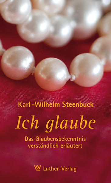 Seit Jahrhunderten sprechen Christen das Apostolische Glaubensbekenntnis. Doch hinter den alten Sätzen verbirgt sich mehr als eine gute Tradition. Für Kurt-Wilhelm Steenbuck besteht das Bekenntnis aus einer Reihe edler Glaubensperlen, die uns zu einem befreiten Leben mit Gott führen wollen-kostbar, unersetzlich und würdevoll. Eben verdichtetes Evangelium. Seine Auslegungen und Erläuterungen bringen frischen Glanz auf vertraute Sätze-wer sie liest, wird das Glaubensbekenntnis neu entdecken und zukünftig anders und vertieft mitsprechen: Ich glaube …-Jedes Kapitel eignet sich als Diskussionsgrundlage für Gemeindegruppen und die persönliche Lektüre.-Zusammenhänge, historische Hintergründe und kirchengeschichtliche Auslegungen werden mitgeliefert.-Verse des Alten und Neuen Testaments stellen die Verbindung zur biblischen Grundlage her. Die elementare Sprache stellt schwierige Sachverhalte verständlich dar.