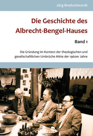 Die Gründung des Albrecht-Bengel-Hauses am 27. Dezember 1969 war ein mutiger Schritt einiger Synodaler aus der württembergischen Landessynode, die sich dem theologisch-konservativen Gesprächskreis „Bibel und Bekenntnis“ zuordneten. Doch hat dies eine lange Vorgeschichte vor allem in den theologischen Auseinandersetzungen seit der Zeit der Aufklärung, aber auch in den gesellschaftli-chen Umbrüchen der 1960er Jahre. Die vorliegende Studie will die Gründung des Albrecht-Bengel-Hauses in diesen Kontext stellen und anhand von Quellen vornehmlich aus dem bisher unerschlossenen Archiv des Albrecht-Bengel-Hauses die Entwicklung nachzeichnen, die zur Gründung des Vereins Albrecht-Bengel-Haus e.V., dem Kauf des ersten Hauses in der Gartenstraße in Tübingen und der Suche nach einem geeigneten Studienleiter führte, sowie die ersten Anfänge unter Walter Tlach darstellen. Ein Schwerpunkt der Arbeit liegt zudem auf den studentischen Unruhen Ende der 1960er Jahre mit einem besonderen Fokus sowohl auf Provokationen im kirchlichen Umfeld als auch den Ereignissen dieser Jahre in Tübingen.