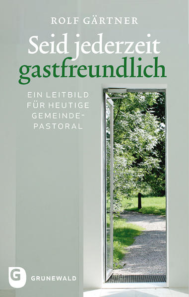 "Seid jederzeit gastfreundlich"-kann diese Aufforderung des Paulus an die Gemeinde in Rom für die heutige Gemeindepastoral fruchtbar gemacht werden? Und wie kann eine Gemeinde heute über die Beschäftigung mit sich selbst hinaus Anderen und Fremden begegnen und auf diese Weise zu ihrer Identität gelangen? Ausgehend von konkreten Praxisbeispielen stellt Rolf Gärtner das Motiv der Gastfreundschaft als ein Leitbild für die Gemeindepastoral vor und entwickelt konkrete Handlungsoptionen für die Gestaltung einer gastfreundlichen Kirche. In eingehender theologischer Reflexion entdeckt er darüber hinaus Gastlichkeit als genuinen und prägenden Stil des Christlichen, der der kirchlichen Pastoral in Deutschland neue Orientierung eröffnet.