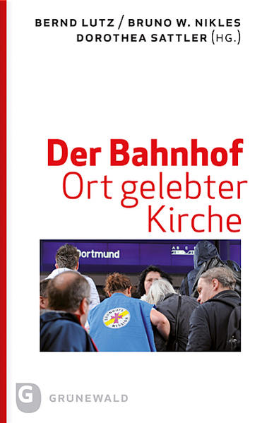 Bahnhöfe sind in einer mobilen Gesellschaft zentrale Orte. Dass dort auch Kirche gelebt wird, ist jedoch nur wenigen bewusst. Dabei werden seit über 110 Jahren die Mitarbeiterinnen und Mitarbeiter der Bahnhofsmissionen jährlich millionenfach um Hilfe und Rat gebeten. Als Einrichtungen im öffentlichen Raum zeigen sie, wie sich kirchliches und ökumenisches Handeln in einer modernen Gesellschaft heute konkretisieren kann. Die Autorinnen und Autoren loten aus theologischen und soziologischen Perspektiven die Bedeutung dieses pastoralen Ortes aus: In ökumenischer und interreligiöser Offenheit bezeugen die Bahnhofsmissionen den diakonischen Auftrag der Kirchen. Kirche muss diakonische, dienende Kirche sein-das Buch macht dies eindringlich bewusst.