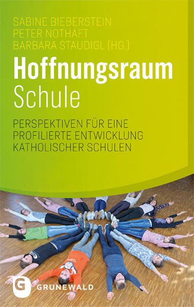 Schule kann anders sein. Besonders katholische Schulen haben die Möglichkeit, Schule anders zu denken und Alternativen zu praktizieren, die im christlich-biblischen Menschenbild wurzeln. Dies ist nicht beschränkt auf den Religionsunterricht oder spirituelle Übungen, sondern kann das gesamte Spektrum von Unterrichten, Erziehen, Leisten und Beurteilen sowie den Schulalltag umfassen. Das christlich-biblische Menschenbild ist Aufforderung, Unterricht so zu gestalten, dass jedes Kind mit seinen individuellen Stärken und Schwächen seinen Ort finden kann. Freiheit und Verantwortungsübernahme sind dabei nur zwei der Leitprinzipien. Ein solches Konzept ist der „Marchtaler Plan“. Vor gut 30 Jahren in der Diözese Rottenburg-Stuttgart entwickelt, strukturieren sich auch andernorts immer mehr katholische Schulen nach seinen Grundsätzen neu. Die Autorinnen und Autoren dieses Bandes stellen nicht nur pädagogische und theologische Grundlagen dieses Konzepts vor, sondern geben auch inspirierende Einblicke in die konkrete Praxis. Sie zeigen Perspektiven auf für eine profilierte Entwicklung katholischer Schulen. Mit Beiträgen von Sabine Bieberstein, Simone Birkel, Markus Eham, Hans Gerst, Monika Helmstreit, Sr. Anna Jungbauer OSB, Michael Klenz, Florian Kluger, Günther Köppel, Petra Kurten, Hans Mendl, Peter Nothaft, Frank Puschner, Berthold Saup, Petra Schiele, Bernd Schlaier, Barbara Staudigl, Beate Trampert