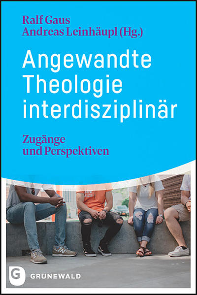 Der Begriff »Angewandte Theologie« erfährt derzeit große Beliebtheit und ist gleichermaßen umstritten. Studiengänge werden danach benannt und sowohl kirchliche Praktiker als auch Theolog*innen verwenden diesen Begriff. Dabei ist unklar, was unter Angewandter Theologie eigentlich verstanden wird. Eines aber ist deutlich: Es handelt sich nicht um eine Theologie, die einfach angewendet wird, sondern um eine spezifische Form des Theologisierens selbst, die Theorie und Praxis enger miteinander verschränkt. In diesem Buch formulieren Theolog*innen sowie Forscher*innen der Bezugswissenschaften, was sie unter Angewandter Theologie verstehen. Dazu befragen sie ihre Disziplinen und Praxisfelder hinsichtlich einer angewandten Theologie. Es entsteht ein Standardwerk für die universitäre Ausbildung genauso wie für den Einsatz in praktischen Handlungsfeldern.