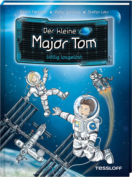 Willkommen an Bord der Raumstation Space Camp 1! Der kleine Major Tom und seine Freunde Stella und Plutinchen sind das erste Mal auf sich allein gestellt. Die drei haben nicht lange Zeit, entspannt die Aussicht auf die Erde zu genießen - Weltraumschrott bedroht die Raumstation! Ein atemberaubendes Abenteuer, gemischt mit jeder Menge Sachwissen, sorgt für galaktisch spannende Unterhaltung. Wie lebt es sich an Bord einer Raumstation? Seit wann gibt es Weltraumschrott?