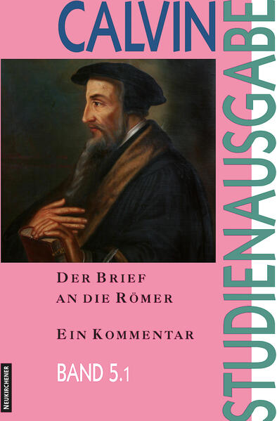 Protestantische Theologie ist Theologie des Römerbriefes. Von Luther bis zu Karl Barth hat sie ihr Profil an Paulus geschärft und aus dem Römerbrief die stärksten Impulse für eine Erneuerung der Kirche gewonnen. Hier macht Calvin keine Ausnahme. Sein Kommentar -in der Zeit seiner ersten Genfer Wirksamkeit zwischen 1536 und 1538 abgefasst-steht an der Spitze seines immensen theologischen Werkes. Hier werden die Weichen für sein Schriftverständnis gestellt, aber auch für die dogmatischen Entscheidungen in den für ihn zentralen Fragen der Prädestination, der Zuordnung von Rechtfertigung und Heiligung oder des heute so aktuellen Verhältnisses der Kirche zu Israel. In der gegenwärtigen Forschung wird mit Recht intensiv diskutiert, ob man den Theologen Calvin von seinen exegetischen Arbeiten her zu verstehen habe. Hier bietet der vorliegende Kommentar eine unverzichtbare Argumentationshilfe. Hinzu kommt ein Zweites: Der »Römerbrief« eröffnet das umfangreiche Kommentarwerk Calvins und liefert den Schlüssel zu seinem Verständnis. Vor allem aber ist er die »modernste« unter den zahlreichen Auslegungen, die das Reformationszeitalter hervorgebracht hat. Calvin hat »aus einer Pflichtübung ein Meisterstück« gemacht (B. Cottret). An Prägnanz, Schlichtheit und Klar- heit ist der Kommentar seinen Vorläufern überlegen. Was aus der großen humanistischen Tradition zu lernen war, von Erasmus, Bude und Melanchthon, hat hier seinen Niederschlag gefunden. Insbesondere die konsequente Anwendung der Rhetorik als exegetische »Methode«, also das Ziel, seine Leser argumentativ, durch ein punktgenaues Nachzeichnen der inneren Bewegungen und Pointen des Briefes zu überzeugen, macht ihn noch heute zu einer fesselnden Lektüre. Mit Calvin gesprochen: Die Schrift enthält keine esoterischen Weisheiten