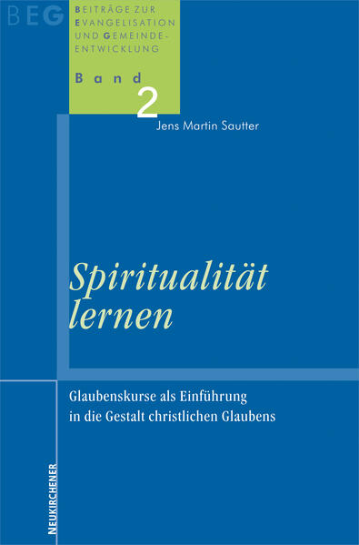 Im ersten, systematisch-theologischen Teil des Buches werden die Begriffe Glaube, Lernen und Spiritualität definiert, und ihr Verhältnis zueinander wird aufgezeigt. Es wird deutlich: Glaube ist ein Geschenk Gottes, das sich menschlichen (auch pädagogischen) Zugriffen entzieht und insofern nicht direkt lernbar ist. Er ist jedoch indirekt mit Lernprozessen verbunden, und zwar über seine konkreten Erscheinungsformen. Wo Menschen im Rahmen dieser Erscheinungsformen lernen, kann Glaube entstehen. Die Gesamtheit dieser Erscheinungsformen ist die wahrnehmbare Gestalt des Glaubens. Sie wird in diesem Buch als Spiritualität bezeichnet. Das führt zu der These: Spirituelle Lernprozesse können den Weg für den Glauben ebnen. Im zweiten Teil werden fünf Glaubenskurse »Alpha«, »Emmaus«, »Spiritualität im Alltag« ehemals Gottesdienst LEBEN, »Stufen des Lebens« und »Christ werden-Christ bleiben«) als Orte für spirituelles Lernen wahrgenommen und untersucht. Die Analyse bemüht sich nicht nur um das in Texten fixierte Material, sondern auch um die Wahrnehmung aller Gestaltungs- und Inszenierungsfragen. Dabei werden vier Lernfelder identifiziert, die für die Analyse der Kurse zentrale Bedeutung haben. Es handelt sich um die Felder »Lehre«, »Gemeinde«, »Alltag« und »Liturgie«. Die zentrale These im zweiten Teil lautet: Auf dem Weg zum Glauben brauchen Menschen 1. Gelegenheit, sich mit der christlichen Lehre als der Grammatik des Glaubens auseinander zu setzen. Sie brauchen 2. Zeit für soziale Erfahrungen in und mit christlicher Gemeinde. Sie brauchen 3. Raum, um Möglichkeiten der Alltagsbewältigung und -gestaltung kennen zu lernen (Ethik). Sie brauchen 4. Gelegenheit, die Kommunikation und die Begegnung mit Gott zu erfahren und zu gestalten (Liturgie). Im dritten Teil werden die Ergebnisse zusammengefasst und so miteinander verbunden, dass die Konturen einer »Theorie der Evangelisation« sichtbar werden, die weit über die Praxis von Glaubenskursen hinausgeht.