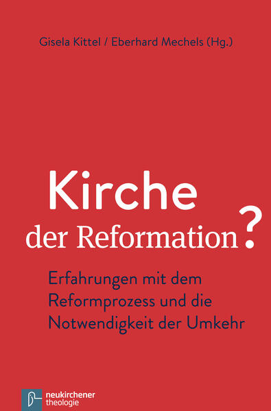 Die in diesem Buch gesammelten Berichte machen anschaulich, welch ein Umbauprozess sich gegenwärtig in der evangelischen Kirche vollzieht. Nach evangelischem Verständnis, wie es in den Bekenntnissen der Reformationszeit formuliert wurde, ist die christliche Kirche "Gemeindekirche": die Gemeinschaft jener, die im Glauben mit Jesus Christus und untereinander verbunden sind und nach seinem Wort in seiner Nachfolge leben. Doch im gegenwärtig betriebenen "Reformprozess" wird eine andere Kirche Zug um Zug und leider auch unter Druck und Zwang durchgesetzt: Eine zentralistisch organisierte Behördenkirche, in der die Gemeinden und ihre Vorstände entmündigt, haupt- und ehrenamtlich arbeitende Gemeindeglieder verdrängt, Pfarrpersonen zu Dienstleistenden degradiert werden und die Arbeit mit den Menschen an der Basis durch rigorose Sparmaßnahmen spürbaren Schaden leidet. Umkehr ist angesagt.