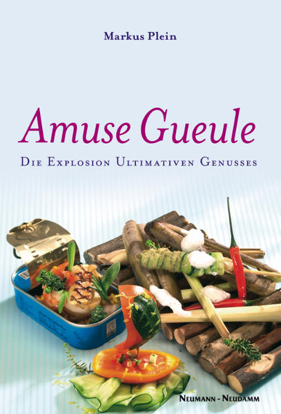 Amuse Gueule 36 Gänge zum Abendessen? Warum eigentlich nicht! Jetzt halten kleine kulinarische Kunstwerke Einzug in die heimische Küche. Ob zu zweit beim Candle- Light-Dinner oder mit Freunden bei einer Appetizer- Party: mit Amuse-Gueule-Menüs liegen Sie absolut im Trend! Amuse Gueules, die kleinen leckeren Häppchen, die ursprünglich in Restaurants der gehobenen Klasse, vor dem eigentlichen Menü gereicht wurden, begeistern nicht nur durch das Geschmackserlebnis, sondern durch ihre kunstvolle Dekoration. Faszinieren Sie jetzt Ihre Gäste mit dieser neu entdeckten Feinschmecker-Variante. Markus Plein hat eine Auswahl seiner besten Rezepte zusammengestellt und präsentiert die ausgefallensten Kreationen - mit einfachen Mitteln und leicht in der Zubereitung. Das Werk beinhaltet, außer Kochrezepten mit Menüvorschlägen auch Praxistipps, Ideen für Motto-Diners und Tischdekorationen. Großer Serviceteil. Markus Plein, Jahrgang 1972, kochte nach seiner Ausbildung im 3-Sterne-Waldhotel Sonnora (Dreis), in namhaften deutschen und europäischen Gourmet - Restaurants, z. B. Dieter Müller - Schlosshotel Lerbach, Jöhri’s Talvo - St. Moritz, Tristán - Mallorca. Insgesamt 13 Jahre verbrachte er in Spitzenhäusern weltweit, darunter in Singapore, Hong Kong, Tokio und Australien. 2001 eröffnete Plein das Restaurant „Altes Kelterhaus“ in dem malerischen Moseldörfchen Wintrich. In anspruchsvollem Ambiente verwöhnen er und sein kreatives Team die Gäste mit kulinarischen Kreationen mit mediterranem und asiatischem Einfluss. Seine besondere Leidenschaft gilt den Amuse Gueules, den „kleinen Grüßen aus der Küche“.