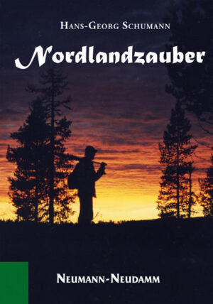 Hans-Georg Schumann berichtet in seinem neuen Buch von der lang ersehnten Jagd auf das Wild seiner Träume - der Jagd auf einen kapitalen Elch im hohen Norden. Viele Jahre hat er diesen Traum verfolgt, hat dabei die unverwechselbare, unverfälschte und eindrucksvolle Landschaft Skandinaviens und der russischen Taiga, die Gastfreundschaft der Menschen, aber auch die Schattenseiten der Jagd, die Misserfolge und unwaidmännisches Verhalten geltungssüchtiger Jäger kennengelernt. Das Nordland hat ihn in seinen Bann geschlagen und nicht mehr losgelassen, selbst als sich sein Traum schon längst erfüllt hatte. Brillante Landschaftsfotos dokumentieren seine vielen Reisen. Jagderlebnisse werden ergänzt durch praktische Tipps sowohl zur Reisevorbereitung und Unterbringung als auch zur Elchjagd an sich.