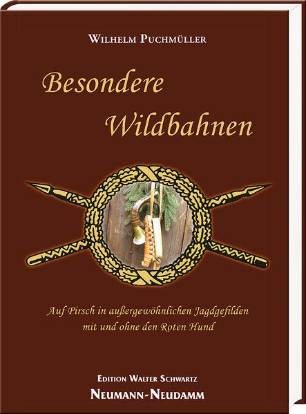 Wenn bisher über „Besondere Wildbahnen“ berichtet wurde, richtete sich der Blick vorwiegend auf die bekannten Hofjagdreviere wie die Rominter Heide, die Schorfheide, Pleß oder auch auf den Darß. Der Verfasser hatte jedoch Gelegenheit, in einem langen Jägerleben auch andere Landschaften mit bemerkenswerten Wildbahnen zu bereisen. Dieses bewog ihn, die Geschichte dieser Reviere zu ergründen und dabei eigene Eindrücke miteinzuflechten. Dadurch entstand einerseits eine kurze Chronik dieser Reviere, andererseits ermöglichen die eigenen jagdlichen Schilderungen es dem Leser, direkt und hautnah mit in das grüne Revier zu gelangen, die Landschaft zu spüren, das dortige Wild kennenzulernen und sich ein eigenes Bild von dortiger Hege und Jagd zu machen. Dabei wird offensichtlich, dass die Pirsch durch diese Wildbahnen häufig erst durch die Beschäftigung mit Hannoverschen Schweißhunden ermöglicht wurde, welche den Verfasser über fünf Jahrzehnte lang begleiteten. So ziehen sich wie ein roter Faden erzählenswerte Nachsuchen auf Hochwild, erweitert durch fachliche Beurteilungen und Ratschläge, durch das Buch. Daneben sind Betrachtungen älterer Schweißhundveranstaltungen und der daran teilnehmenden Persönlichkeiten ein jagdliches Zeitdokument. Nicht zuletzt veranschaulicht der Verfasser mit eigenen eindrucksvollen Fotoaufnahmen aus der freien Wildbahn, welch‘ seltene Dokumente und „jagdliche“ Freuden auch dieser Nebenzweig des jägerischen Handwerks einem leidenschaftlichen Wildfotografen bieten kann.