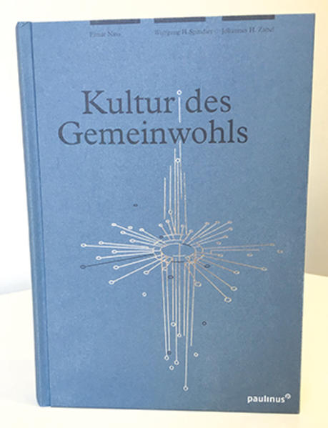 Das Gemeinwohl gehört zu den klassischen Sozialprinzipien der Katholischen Soziallehre. Abstrakt, wie es erscheint, bedarf es der Konkretisierung im Hier und Heute. Jede Gemeinschaft-von der Familie über den Verein bis hin zum Staat-ist gefordert. Doch reichen im Zeitalter der Beliebigkeit und der Bindungsängste die Kräfte zum größeren Gemeinsamen? Wie muss heute das Verhältnis von Freiheit und Pflichten, Demokratie und Wahrheit, Religion und Politik, Arbeit und Muße bestimmt werden, damit eine Kultur des Gemeinwohls entstehen kann? Welche Rolle spielen die Medien, welche Theologie, Kirche und Orden? Kann man auf das Naturrecht zurückgreifen? Oder erlaubt das »Genderparadigma« keine festen Zuordnungen mehr? Diesen und anderen Fragen unserer Zeit gehen führende Juristen (u. a. Paul Kirchhof, Josef Isensee, Christian Hillgruber), Sozialethiker (u.a. Anton Rauscher, Ursula Nothelle-Wildfeuer, Peter Schallenberg), Ökonomen (u.a. Joachim Starbatty, Alfred Schüller), politische Denker und Publizisten (u.a. Norbert Blüm, Philip Plickert) in diesem Buch nach. Ihre Antworten bieten Orientierung, weil sie aus einem reichen Fundus von Bildung und Erfahrung schöpfen.