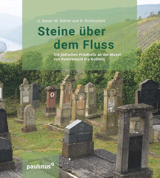 Die Mosel fließt von der Quelle in den Vogesen durch Frankreich an Luxemburg entlang und durch Deutschland bis nach Koblenz. Dieser geografische Raum hat als gemeinsames Erbe u.a. die jüdische Kultur. Wenn es auch viele jüdische Gemeinden an der Mosel aufgrund des nationalsozialistischen Terrors nicht mehr gibt, so existieren doch noch viele Friedhöfe. Sie zu dokumentieren, abzubilden und damit die Erinnerung an die jüdische Kultur wachzuhalten oder das Interesse an ihr neu zu wecken ist Ziel dieses Bildbandes.