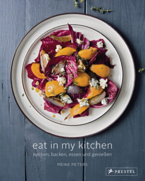 Fantasievolle Kochkunst: das Buch zum Food-Blog von Meike Peters Gewinnerin des James Beard Awards 2017 in der Kategorie 'Allgemeines Kochen' In ihrem ersten Kochbuch lädt die beliebte Food-Bloggerin Meike Peters alle Freunde einfacher und kreativer Küche ein, an ihrem Küchentisch in Berlin Platz zu nehmen. Geboten wird ein buntes Menü köstlicher Kreationen, die mediterrane und amerikanische Einflüsse gekonnt mit der bodenständigen Einfachheit deutscher Hausmannskost verbinden. So entstehen neuartige Rezeptideen wie Fenchel-Melonen-Carpaccio, ein Erbsen-Pesto-Sandwich mit Speck, geschmorte Rinderbeinscheiben mit Caponata oder Erdbeer-Ricotta-Muffins mit Olivenöl. Ob deftig oder süß, für den kleinen Hunger oder das opulente Festmahl - mit saisonalen Zutaten und frisch zubereitet schmeckt es einfach am besten! Das liebevoll gestaltete und mit Meike Peters‘ appetitlichen Fotografien reich bebilderte Kochbuch wartet mit 100 Rezepten auf, darunter unzählige eigens für das Buch kreierte Leckereien sowie die beliebtesten Klassiker von ihrem Blog. Dazu lädt Meike Peters befreundete Künstler, Köche und Blogger wie Cynthia Barcomi oder Molly Yeh zum Ideenaustausch ein und zelebriert mit ihnen, was Kochen ausmacht: die Freude am gemeinsamen Essen, Trinken und Genießen. „Großartiges Essen spricht ebenso wie großartige Kunst die Wahrheit. Meikes Rezepte und Fotos konzentrieren sich auf das Wesentliche, sie sind ehrlich und eine Offenbarung - ich liebe ihre Art zu kochen! Sie beflügelt unsere Sinne und schürt das Verlangen nach mehr. Befreit von allem Überflüssigem, geht es bei Meike ganz und gar um leckeres Essen - brava!“ - Cynthia Barcomi, Gründerin von Barcomi‘s Kaffeerösterei und Barcomi‘s Deli in Berlin sowie Autorin zahlreicher Backbücher „Eat In My Kitchen ist eine wunderbare Sammlung von Rezepten, die vor Farben, Schönheit und Geschmack geradezu explodieren. Jede Seite offenbart eine neue Verführung.“ ― Sami Tamimi, Chefkoch und Mitbetreiber der Ottolenghi-Restaurants und Co-Autor von Jerusalem: Das Kochbuch