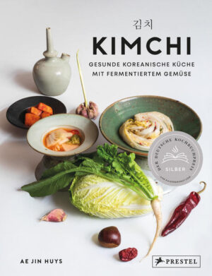 Gesund genießen auf koreanische Art: 90 Rezepte für fermentiertes Kimchi **Ausgezeichnet mit dem Deutschen Kochbuchpreis SILBER** Kimchi ist ein Superfood: Die scharf-würzige Beilage aus fermentiertem Gemüse schmeckt köstlich, peppt simple Gerichte auf und fördert dabei die Verdauung. In Korea hat Kimchi uralte Tradition und ist fester Bestandteil der alltäglichen Küche. Reich an Vitaminen, Ballaststoffen und Probiotika, trägt Kimchi zur Darmgesundheit bei und zählt zu den gesündesten Lebensmitteln der Welt. In diesem Buch führt uns die Südkoreanerin Ae Jin Huys in die Welt von Kimchi und traditioneller koreanischer Küche ein: Die Basis bilden 24 Grundrezepte für Kimchi-Varianten mit vielfältigen Gemüsesorten wie Rettich, Kohl, Lauch, Gurke, Aubergine oder Kürbis. Diese finden in der umfangreichen Rezeptsammlung Verwendung, die von klassischen Reis- und Nudelgerichten über würzige Suppen, deftige Eintöpfe und frische Salate bis hin zu Teigtaschen, Pfannkuchen und Seetangrollen reicht. Abgerundet wird das Buch von einer kleinen Gewürzkunde und Zubereitungstipps für Saucen, Brühen und Dips. Dazu zeigen stimmungsvolle Fotos landestypische Märkte und Garküchen und machen Appetit auf das Heimatland von Kimchi, dem Herzstück der koreanischen Küche. Das Buch enthält neben Gerichten mit Fisch oder Fleich auch viele vegetarische und vegane Rezepte.