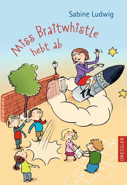 Ausgerechnet im letzten Schulhalbjahr der 4a ist Miss Braitwhistle verschwunden. Erst als Aki, Franz & Co. ihre Klassenkasse aufbessern wollen, sitzt sie tatsächlich wieder hinter ihrem Pult. Doch statt Teekanne und Tasse holt sie eine Thermoskanne aus der Tasche. Und ihre Kreide löst plötzliche keine Matheaufgaben mehr! Haben sich alle getäuscht? Kann Miss Braitwhistle am Ende gar nicht zaubern?