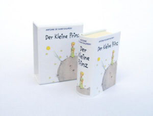 Die wohl kleinste Ausgabe von "Der Kleine Prinz" entsteht in Zusammenarbeit mit dem Miniauturbuchverlag Leipzig. Jeds Büchlein wird in Handarbeit hergestellt, gebunden mit edlem Cabra-Einband, Kapitalbändchen und bezogenem Buchschober.