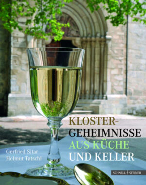 1485 verfasste der Bischofssekretär Paolo Santonino einen Reisebericht, in dem er vor allem die kulinarischen Gewohnheiten der Bevölkerung in der alten Untersteiermark schilderte: eine von vielen Quellen, die dem Leser erschlossen werden. Ausgefallene Gerichte und kulinarische Meisterwerke vergangener Jahrhunderte werden ebenso kredenzt wie gute Tropfen aus edlen Fässern. An eine Einführung in die Kunst der Küche von der Antike bis zur Gegenwart schließt sich ein Kapitel zur kostbaren Ausstattung der Tafel mit Gold und Silber, Glas und Porzellan an, gefolgt von einem Ausflug in bedeutende Glas- und Porzellanmanufakturen. Großen Raum nehmen die historischen Rezepte aus alten Kochbüchern der Stiftsbibliothek von St. Paul ein. Eine Gewürzkunde und ein Glossar runden das Werk ab. Opulent ausgestattet mit historischen Darstellungen aus alten Handschriften und meisterhaften Foodfotografien. Mit Rezepten zum Nachkochen.