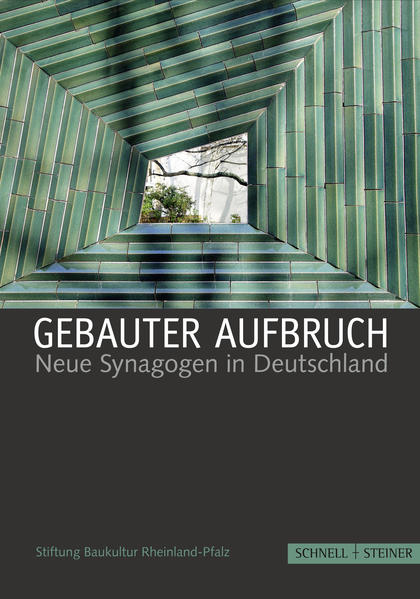 Seit Mitte der 1990er Jahre werden in nennenswertem Umfang wieder Synagogen in Deutschland gebaut. Erstmals sind nun die wichtigsten baulichen Zeugnisse eines aufblühenden jüdischen Gemeindelebens zusammengetragen worden-19 Synagogen, beinahe alle nach 1995 entstanden. Die meisten schließen die seit den Pogromen der Nazizeit klaffende Lücke zerstörter Vorgängerbauten, wenige entstanden völlig neu. Auch christliche Kirchen und profane Bauten wurden zu Synagogen und Gemeindezentren umgenutzt. Das Buch ist die Dokumentation der gleichnamigen Ausstellung, die im Zusammenhang des Synagogenneubaus der jüdischen Gemeinde in Mainz entstanden ist. Diese spektakuläre Architektur steht in einer eindrucksvollen Reihe mit Beispielen u.a. aus Bochum, Chemnitz, Dresden oder München. Ein Beitrag zur soziokulturellen Entwicklung der jüdischen Gemeinden nach 1945 sowie ein kunsthistorischer Abriss und ein Interview mit dem international tätigen Architekten Manuel Herz runden den Band ab. Spektakuläre zeitgenössische Architektur Einblicke in die jüdische Kultur und Glaubenswelt