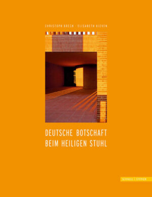 In dem Bauwerk verbindet sich Antike, Mittelalter und Gegenwart. So ist das prägende Baumaterial in Anklang an die römische Architektur der schmale gebrannte Ziegel. Die Kunsthistorikerin Elisabeth Kieven nimmt den Leser mit auf einen Gang durch die Botschaft und öffnet ihm den Blick dafür, wie Bau und Einrichtung in Form und Farbigkeit ein Gesamtkunstwerk bilden. Damit korrespondieren die Aufnahmen von Christoph Brech, die das Fluidum des Ortes im Wechselspiel von Außen und Innen, Licht und Schatten, Raum und Zeit zum Ausdruck bringen und zeigen, dass die deutsche Botschaft ein Ort der Begegnung, des Gedankenaustausches und der Gastfreundschaft geworden ist. Würdigung der Deutschen Botschaft anlässlich ihres 30-jährigen Bestehens Ausstattung durch eine Auswahl exquisiter Aufnahmen des Fotokünstlers Christoph Brech