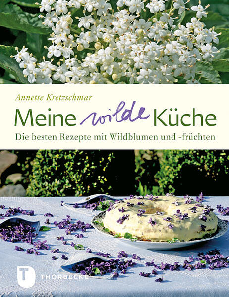 Wild geht es in Annette Kretzschmars Küche sehr häufig zu: Die Verwendung wilder Kräuter, Blüten und Früchte ist für sie in den letzten Jahren eine Selbstverständlichkeit geworden. Die Autorin und ihre Familie schätzen ihre geschmacklichen, gesundheitsfördernden und auch optischen Reize mittlerweile so sehr, dass viele Wildpflanzen sogar einen festen Platz in ihrem kleinen Garten bekommen haben. Oft entstehen besonders leckere Gaumenfreuden, wenn Annette Kretzschmar nach Herzenslust aus den gerade auf einem Spaziergang gefundenen Zutaten und dem, was die Küchen-Vorräte so hergeben, etwas zubereitet und auf den Tisch bringt. Dabei hat jede Jahreszeit ihren besonderen Reiz, denn manches Kraut und viele Früchte kann man nur in einem engen Zeitfenster ernten und genießen. Ein umso besserer Grund, die leckeren Rezepte mit Mädesüß, Felsenbirne, Scharbockskraut und Heidelbeere schnell nachzukochen und zu genießen!