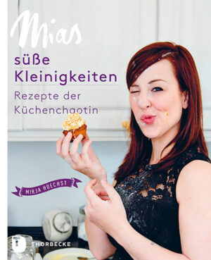 Als Mia 2012 aus Liebe zum Essen den Foodblog »Kuechenchaotin« startete, ahnte sie nicht, auf welche Reise er sie einmal schicken würde. Denn zwei Jahre und ein bisschen später wurde im Akkord gerührt, gebacken, gekühlt, getüftelt, geknetet, arrangiert und fotografiert, um ein Buch voller süßer Kleinigkeiten zu schaffen. Die Reise beginnt bei süßem Fingerfood, das direkt auf die Hand und dann in den Mund will, und führt über Törtchen und Küchlein, die keine Nerven rauben. Nach einem kurzen Stopp im Land der Desserts aus Schüsseln und Gläsern geht es anschließend quer durch das Land der herrlichsten Tartes und Tartelettes, um am Ende das Glück im Eisschrank einzufrieren. Der Inhalt sieht nicht nur hübsch aus, das Nachmachen ist auch noch wirklich unkompliziert und äußerst erwünscht. Gutes Essen muss keine Wissenschaft für sich sein! Übrigens: Vor erhöhtem Speichelfluss und dem Bedürfnis, in einzelne Seiten zu beißen, wird ausdrücklich gewarnt. Aber keine Sorge: Das hält dieses Buch aus!