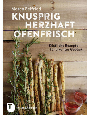 Allein der Duft einer ofenfrischen Quiche, von knusprigen Brötchen, pikanten Muffins oder hauchdünnem Flammkuchen lässt uns das Wasser im Munde zusammenlaufen. Bei Gebäck denken wir meistens automatisch an süße Kuchen und Törtchen, doch eigentlich haben ihre herzhaften Verwandten mindestens genauso viel zu bieten: Der Food-Journalist Marco Seifried verrät seine besten Rezepte für Pizza, Quiche, würzige Kuchen, Pasteten, Pies, pikante Strudel und Muffins, Kartoffeltaschen und vieles mehr. Die herzhaften Köstlichkeiten sind der Star auf jedem Buffet, beim Kindergeburtstag und beim gemütlichen Zusammensein mit Freunden oder Familie. Diesem Duft kann einfach keiner widerstehen!