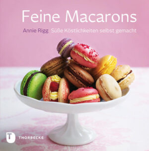 Die wunderschönen, unglaublich leckeren Macarons sind zweifelsohne das Größte, was die französische Pâtisserie-Kunst derzeit zu bieten hat. Von ihren Fans heiß und innig geliebt, erobern sie nun die Herzen der Confiserieliebhaber im Sturm. Doch probieren Sie es selbst aus: Noch bevor Sie in das außen knusprige, innen jedoch unglaublich zarte Baiser gebissen haben, um an die saftige Füllung zu gelangen, werden Sie sich in Gedanken bereits in einem Pariser Salon de Thé wiederfinden. Einfache Anleitungen sorgen dafür, dass Ihre Macarons sicher gelingen, und jedes einzelne von Annie Riggs fantasievollen Macaron-Rezepten klingt noch leckerer als das andere. Lassen Sie sich inspirieren!