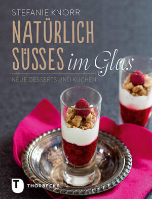 Aus schönen Gläsern und Tassen gelöffelt schmecken Desserts und Kuchen - egal ob sahnig, fruchtig, karamellig oder schokoladig - gleich noch mal so gut! Stefanie Knorr präsentiert in ihrem neuen Buch leckere Kreationen, die Sie garantiert zum Naschen verführen. Dabei sind die Köstlichkeiten mit natürlichen Süßungsmitteln gesüßt - für möglichst gesunden Genuss. Testen Sie den Blaubeer-Carob-Smoothie, die Lavendel-Orangen- Mousse, den Rhabarber-Käsekuchen oder die Matcha-Madarinen-Törtchen - die raffinierten Kreationen sind alle leicht nachzumachen und die wunderschönen Fotos liefern gleich noch hinreißende Dekoideen. So macht eine Einladung zum Kaffee richtig Spaß.