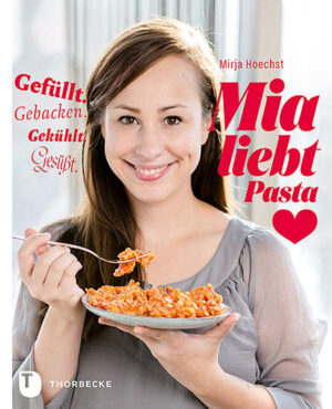 Mia liebt Pasta - sogar so sehr, dass sie sich wochenlang in ihrer kleinen Küche mit den herrlichen Teigwaren einschließt, kocht, fotografiert und so lange ausprobiert, bis ein ganzes Pasta-Buch dabei herauskommt. Seid ihr auch so verrückt nach Pasta wie Mia? Dann ist dieses Buch genau das Richtige für euch! Ganz egal, ob gefüllt, gebacken, gekühlt oder gesüßt: Mit viel Passion für die leckeren Teigwaren aus Italien hat die »Küchenchaotin« in diesem Buch mehr als 50 kreative Rezepte - z.B. Zucchinispaghetti, Pfannenlasagne, Nudelsuppe Thai-Style, Nudelsalat mit grüner Sauce oder Schokoravioli mit Vanillecremefüllung - für euch zusammengestellt und fotografiert. Die Rezepte sind einfach lecker sowie schnell und leicht nachzukochen. Ein Muss für alle großen und kleinen Pasta-Fans!