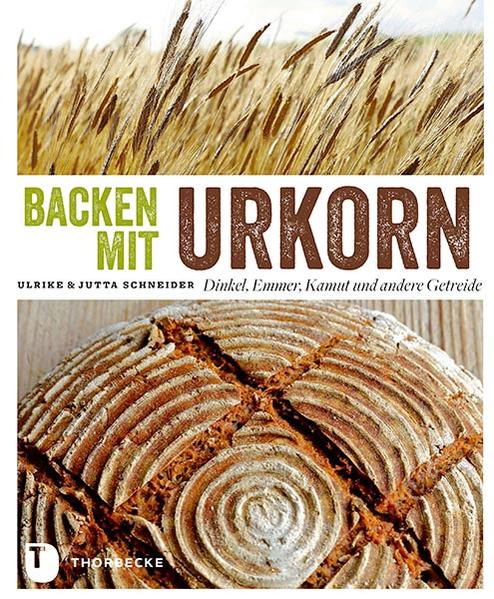 Alte Getreidesorten wie Dinkel, Einkorn, Emmer oder Kamut, aber auch Körner wie Quinoa, Amaranth und Chia sind in aller Munde. Denn die Urkörner haben einiges zu bieten: Sie sind vielfältig, stecken voller Nährstoffe und schmecken richtig gut. Aber wie kann man Keimlinge selbst ziehen, wie wird Sauerteig hergestellt, wie geht man mit weichem Einkornteig um oder aus welchen Dinkelsorten gelingen gute Hefeteige? Von saftigen Vollkornbroten mit eigenem Sauerteig über Biskuit-, Mürbe- und Rührkuchen bis hin zu Keksen und Tartes sind alle Leckereien ausschließlich aus Ur-Getreide gebacken, ergänzt mit sogenannten Pseudogetreiden wie Buchweizen, Quinoa und Amaranth und oft kombiniert mit Saaten und Nüssen. Probieren Sie es aus!