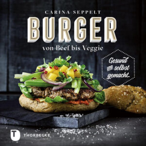 Wir lieben Burger! Doch darf es auch gesund sein? Ja klar! Carinas Burger sind superlecker, schnell zubereitet und viel gesünder als die bekannten Fast-Food-Alternativen. Vor allem aber sind sie echt homemade! Alle Bestandteile des Burgers sind selbst gemacht: Die leckeren Burgerbrötchen - z.B. als Vollkorn- oder Low-Carb-Variante -, die Pattys aus Fleisch oder Gemüse, die Saucen und Beilagen wie Rote-Bete-Chips und Joghurt-Cole-Slaw machen den Burger-Genuss perfekt! Egal ob Burger »Asia-Style« mit Ingwer und Shiitake, Surf-&-Turf- Burger oder Burger mit Lachs und Grapefruit-Chutney, vegetarische Burger mit Falafeln, Grünkern oder Quinoa sowie für Fleischliebhaber mit saftigem Pulled Chicken oder köstlichem Rind - hier ist für jeden gesunder Burger-Genuss dabei!