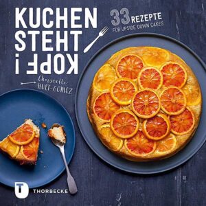 Umgedrehte Rührkuchen - Upside Down Cakes genannt - sind der neue Backtrend aus Frankreich und den USA. Wie bei einer Tarte Tatin wird das Obst am Boden der Form in Zucker angebräunt, bis es einen herrlichen Karamellgeschmack und eine schön knusprige Oberfläche bekommt. Zeitgleich gart darüber ein saftiger Rührkuchenteig, der dann nach dem Backen im Hand- bzw. Formumdrehen den Boden des Kuchens bildet. So entstehen schnell und einfach leckere Kuchen mit Wow-Effekt. Außerdem lassen sich so auch Zitrusfrüchte mit ihrer gesunden Schale ganz wunderbar kandieren und zu köstlichen Kuchen verarbeiten.