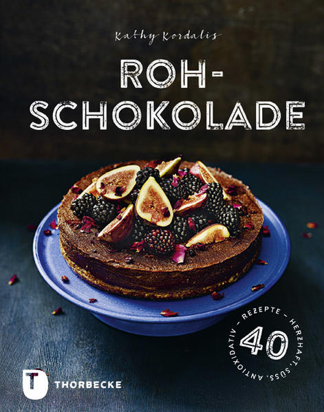 Rohschokolade und Rohkakao sind die gesunde Art zu naschen, denn Rohkakao wird im Unterschied zu normaler Schokolade nur fermentiert und schonend getrocknet. Er enthält statt Zucker und zugesetzten Aromastoffen daher viele natürliche Vitamine und Mineralstoffe und ist außerdem laktosefrei. Kathy Kordalis verrät, wie sich Rohschokolade in vielen süßen und einigen herzhaften Gerichten einsetzen lässt und wie damit köstliche und gesunde Leckereien entstehen.