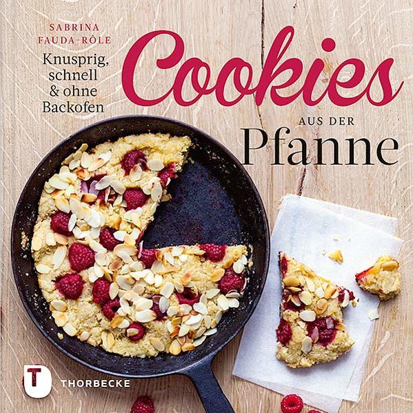 Knusprige, schnelle Cookieträume ohne Backofen: Cookies mit Pistazien und Blaubeeren, mit Himbeeren und weißer Schokolade oder himmlische Schoko-Cookies - wer gerät da nicht ins Schwärmen? Bei den Rezepten von Sabrina Fauda-Rôle läuft einem schon beim Durchblättern das Wasser im Mund zusammen. Die unkomplizierten Cookies, die in wenigen Schritten in der Pfanne gerührt und gebacken werden, passen einfach immer und überall: Sie sind das Highlight auf dem Kindergeburtstag, veredeln jede Kaffeepause, verwöhnen Überraschungsgäste und gelingen auch in der Ferienwohnung oder beim Campen.