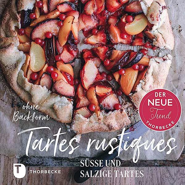 Nach Zauberkuchen und Pfannencookies sind Tartes rustiques der neueste Backtrend aus Frankreich! Wunderbar leicht nachzubacken, werden die Tartes ganz ohne Kuchenform auf dem Blech gebacken. Einfach den Mürbteig direkt auf dem Blech in eine runde Form bringen und den Rand nach oben schlagen - so entsteht eine Tarte rustique oder Galette-Tarte mit knusprigem Rand und herrlich bunter Füllung. Ein Obstkuchen wie von der französischen Großmutter auf dem Land gebacken.