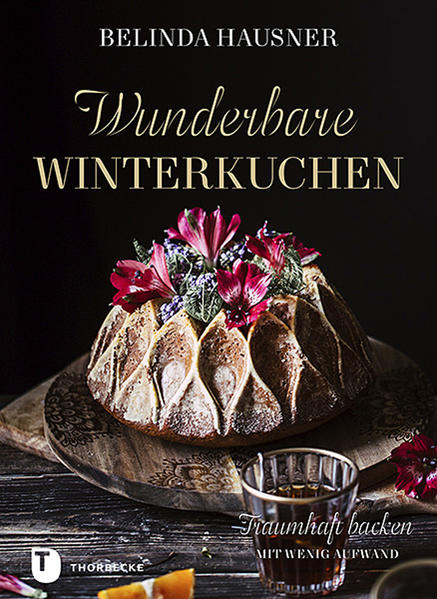 Belinda liebt es zu backen, auch wenn der Tagesplan mal wieder randvoll ist: die Kinder, der Friseursalon, das eigene Café ... Trotzdem sollen ihre wunderbaren Kuchen und Torten kleine Inseln im Alltag sein, die schon durch ihren Anblick verwöhnen: cremige Torten, kleine Naschereien, Träume aus Schokolade. In ebenso traumhaften Fotografien zeigt uns Belinda ihre Lieblingsrezepte, die - unglaublich, aber wahr - mit wenig Aufwand ganz einfach nachzubacken sind.