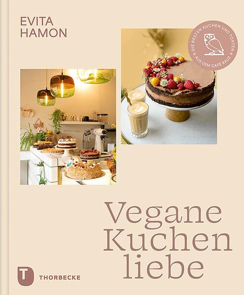 Im Café Kauz fühlt sich jeder willkommen, und das liegt nicht nur an dem fröhlichen Team und der gemütlichen Atmosphäre. Die Kuchen werden mit viel Liebe im Haus gebacken. Jeden Tag steht eine andere »Backdame« in der Küche und zaubert fünf bis sechs Kuchen: Studentinnen und Rentnerinnen, aber auch Frauen, die sich extra Urlaub dafür nehmen. Ihren Namen verkündet eine Tafel neben der Bar. In diesem Buch lassen die Bäckerinnen des Café Kauz uns über ihre Schulter schauen und verraten uns, wie man mit Linsen-Sahne oder Kokosmilch sowie Apfelmus statt Ei wunderbare Kuchen zaubern kann, die alle glücklich und satt machen. Lassen Sie sich überzeugen von Panna-Cotta-Tarte, Aprikosen-Lavendel-Kuchen oder veganem Frankfurter Kranz.