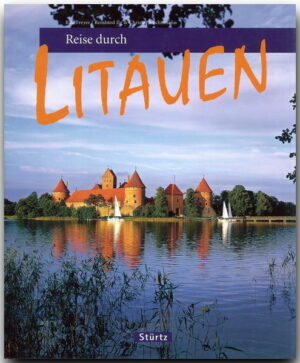 Litauen, jahrzehntelang als sowjetische Republik unerreichbar fern, hat seinen Weg auf die Landkarte von Reisenden aus aller Welt gefunden. Zu den größten Schätzen des baltischen Staates gehört seine Natur - allen voran die Ostseeküste und die Kurische Nehrung mit dem Haff, Weltnaturerbe der UNESCO. Doch Litauen ist auch ein "Land der dunklen Wälder": Rund ein Drittel des Landes ist vornehmlich von Kiefern, Tannen und Birken bedeckt, zahlreiche National- und Regionalparks schützen die Gebiete, in denen mehr als 2.500 Seen und 750 Flüsse malerische Kontrapunkte setzen. Bedeutende Kulturdenkmäler zeugen von der langen Geschichte Litauens, besonderes die litausche Hauptstadt Vilnius vermag mit einer der größten Altstädte Europas schnell in ihren barocken Charme zu ziehen. Doch auch Gebäude der Gotik, Renaissance und des Klassizismus fehlen in dem einzigartigen Ensemble nicht, während beispielsweise die Inselburg Trakai vom Mittelalter erzählt. Volkskunst und große Sängerfeste verweisen auf die lebendigen litauischen Traditionen. Über 180 Bilder zeigen Litauen in all seinen Facetten. Vier Specials berichten über Trakai, die sagenumwobene Inselburg, über Bernstein, das Gold der Ostsee, Mythologie und Glauben sowie das faszinierende Naturdenkmal der Kurischen Nehrung. REISE DURCH … ist eine Bildband-Reihe professionell fotografiert von renommierten Reisefotografen Bis zu 230 Bilder auf 128 bis 140 Seiten Sensationell günstiger Preis Alle wichtigen Sehenswürdigkeiten Kultur und Traditionen Kenntnisreiche Texte Ausführliche Bildunterschriften Farbige Übersichtskarte Detailliertes Register.