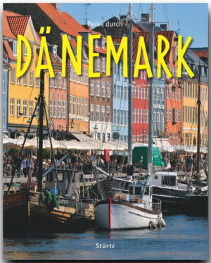 Dänemark – das kleine große Land im Meer: In einem Land, in dem kein Haus weiter als 55 Kilometer von der Küste entfernt ist, deren Gesamtlänge 7314 Grenze gerade Kilometer zu Deutschland beträgt, in dem über 5 Millionen Einwohner auf rund 100 von insgesamt 500 Inseln leben, ist die Welt vom Meer geprägt. Dem stillen harmonischen Zusam -menspiel der Fjorde, Kleininseln und Buchten mit dem sanften hügeligen Land, dessen Alleen sich am Horizont verlieren, verdankt Ostdänemark seine anmutige Schönheit. Wind, Wellen und das Spiel der Gezeiten geben der dänischen Nordseeküste Jütlands ihr unverwechselbares Gepräge. Kilometerbreite Strände locken auf den Wattenmeerinseln Rømø, Mandø und Fanø, weitläufige Dünenlandschaften findet man entlang der gesamten Westküste, ausgedehnte Buchten von Hanst -holm bis nach Skagen, wo Nord- und Ostsee sichtbar aneinanderstoßen. Der östlichste Außen posten Dänemarks, Bornholm, beeindruckt einerseits mit seiner mächtigen Felsenküste im Norden, andererseits mit seiner fast mediterranen Vegetation: Im Schutze gemütlicher Fachwerkhäuser verstecken sich Weinstöcke, Maulbeer- und Feigenbäume. Über 200 Bilder zeigen Dänemark in all seiner Vielfalt und vier Specials berichten über Schlösser, Parks und Herrensitze, die dänische Literatur, das Leben auf den Kleininseln und die dänische Küche. REISE DURCH … ist eine Bildband-Reihe professionell fotografiert von renommierten Reisefotografen Bis zu 230 Bilder auf 128 bis 140 Seiten Sensationell günstiger Preis Alle wichtigen Sehenswürdigkeiten Kultur und Traditionen Kenntnisreiche Texte Ausführliche Bildunterschriften Farbige Übersichtskarte Detailliertes Register.