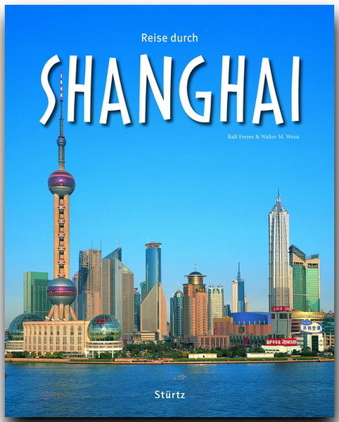 Zu den Städten, deren Namen nach Versprechen klingen, nach Abenteuern und Passion, die Erwartungen bündeln wie Brenngas, gehört eindeutig Shanghai. Mit welch schmeichelnden Beinamen hat man die Verführerische an der Mändung des Jangtse nicht schon im Laufe der Jahrhunderte geschmückt: "Paris des Ostens" nannte man sie zu Beginn des 20. Jahrhunderts, Chinas "Tor zur Welt" oder "Drachenkopf", "Kurtisane Asiens", die "aufregendste Stadt des Planeten" und in letzter Zeit oft "Metropole des 21. Jahrhunderts". Es sind Bilder von Damen in edlen Seinden-Cheongsams, die vor dem geistigen Auge auftauchen, Bilder von Tycoon, Diplomaten, Gangstern im Smoking an Casinotischen, in Ballsälen und Nachtclubs, von Jazzmusikern, Opiumrauchern und Operndiven, von luxuriösen Kaufhäusern und Theatern, französisch anmutenden Villen und Platanen-Alleen, von den mamornen Bank-, Versicherungs- und Hotelpalästen am Bund, Shanghais legendärem Uferboulevard. Selbst in der Nachkriegszeit hat die Stadt - aus dem fernen Europa betrachtet - ihr faszinosum nicht verloren. Und in der Gegenwart hat sie ihren alten Ruf als dynamischste, amüsierfreudigste und zukunfttrunkene Metropole Ostasiens in kprzester zeit zurückerobert. Über 160 großformatige Bilder zeigen das faszinierende Shanghai in all seinen Facetten. Vier Specials berichten über die Renaissance des Kunfuzianismus, die rasante Stadtentwicklung und die Expo, die jüdische Emigranten, sowie Suzhou - die Stadt der Gärten und Seide. REISE DURCH … ist eine Bildband-Reihe professionell fotografiert von renommierten Reisefotografen Bis zu 230 Bilder auf 128 bis 140 Seiten Sensationell günstiger Preis Alle wichtigen Sehenswürdigkeiten Kultur und Traditionen Kenntnisreiche Texte Ausführliche Bildunterschriften Farbige Übersichtskarte Detailliertes Register Auch in einer englischsprachigen Ausgabe erhältlich.