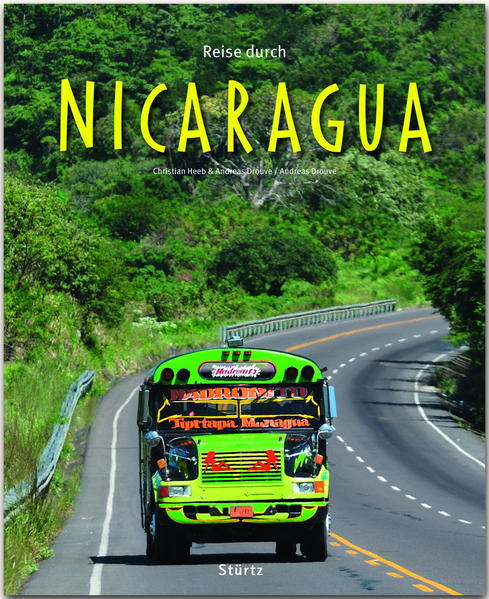 Eines der schönsten Panoramen in Nicaragua bietet sich unterhalb der 24 Meter hohen Christusskulptur auf einem Hügel außerhalb von San Juan del Sur: Hufeisenförmig breitet sich die Traumbucht in Grün- und Blautönen aus. Jachten und Fischerboote bepunkten das Wasser. Pelikane segeln umher. Die Bebauung hinter dem Strandband ist erfreulich niedrig. Kein Hochhaus verschandelt den Blick, kein Ballermann die Akustik. Dass selbst ein Top-Spot wie San Juan del Sur bescheiden daherkommt und sich Fremde herzlich empfangen fühlen, ist typisch Nicaragua. Wer weitere karibische Strandparadiese mit Palmen-Sand-Kompositionen sucht, steuert die „Mais-Inseln“, Islas del Maíz, an. Bei der Natur punktet Nicaragua ansonsten mit Vulkanen und Seen. Majestätisch steigt die Vulkaninsel Ometepe aus dem Nicaragua-See auf, im Südostteil von Zentralamerikas größtem Binnengewässer liegt der Archipel Solentiname. Die Isletas de Granada, ein Archipel aus über 350 Inselchen, liegt ebenfalls im Nicaragua-See. Kormorane und Reiher warten auf Beutefang. Fischer werfen ihre Netze aus. Leguane verharren auf Mauern. Auf einer Insel bezeugt die historische Festung San Pablo den Schutz des nahen Granada. Es ist Nicaraguas älteste Kolonialstadt, 1524 begründet, und eine ideale Ergänzung zum ebenfalls sehenswerten León. Über 200 Bilder zeigen Nicaragua – noch ein echtes Ziel für Entdecker – in all seinen Facetten. Vier Specials berichten unter anderem über den Vulkanismus des Landes und die außergewöhnliche Fauna. REISE DURCH … ist eine Bildband-Reihe professionell fotografiert von renommierten Reisefotografen Bis zu 230 Bilder auf 128 bis 140 Seiten Sensationell günstiger Preis Alle wichtigen Sehenswürdigkeiten Kultur und Traditionen Kenntnisreiche Texte Ausführliche Bildunterschriften Farbige Übersichtskarte Detailliertes Register