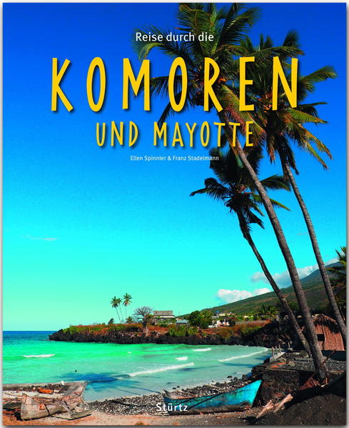 Zwischen Afrika und Madagaskar liegen die Mondinseln, von Vulkanen erschaffen, durch Wind und Wasser geformt. Die Inseln der Komoren sind kaum bekannt trotz ihrer aufregenden Geschichte: von Piraten bedrängt, von Sultanen beherrscht, von Söldnern regiert. Heutzutage sind drei der Komoreninseln in einer Union miteinander verbunden und UNO-Mitglied. Die vierte Komoreninsel gehört Frankreich. Die Komoren blicken seit Jahrhunderten und heute noch Richtung Sansibar, von wo ihre Sprache, Kultur und ihre Religion stammt. Trotzdem hat sich jede der Lavainseln ganz speziell entwickelt. Allen gemeinsam sind die ausgiebigen Rituale rund um die Hochzeit, deren üppige Feste an den Orient mit viel Gold und Geglitzer erinnern. Auch die Natur ging eigene Wege. Einige Tiere und Pflanzen sind nur auf den Komoren zu sehen. Jede der auch Mondinseln genannten Eilande hat ihre Besonderheit: Grande Comore mit dem Vulkan Karthala, Mohéli mit seinem grünen Paradies, Anjouan mit den Parfümbäumen. Mayotte ist Frankreich in den Tropen. Auf Reisende wirken die Komoren wie eine Mischung aus Afrika, Orient und Madagaskar. Die sehr gastfreundliche Bevölkerung lebt ein beschauliches Leben, in dem Zeit keine große Rolle spielt. Besucher brauchen sich nicht vor Kriminalität zu fürchten, noch werden sie an den Stränden von aufdringlichen Verkäufern aller Art belästigt. Die vier Komoreninseln werden in Bild und Text vorgestellt und machen die Komoren fassbar. Das Werk ist das erste Buch in deutscher Sprache über die Komoren seit Jahrzehnten. REISE DURCH … ist eine Bildband-Reihe professionell fotografiert von renommierten Reisefotografen Bis zu 230 Bilder auf 128 bis 140 Seiten Sensationell günstiger Preis Alle wichtigen Sehenswürdigkeiten Kultur und Traditionen Kenntnisreiche Texte Ausführliche Bildunterschriften Farbige Übersichtskarte Detailliertes Register